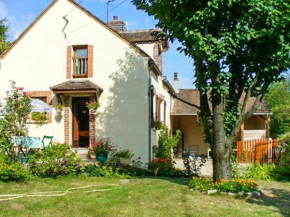 Отель Maison de 2 chambres avec jardin clos a Villeuneuve sur Yonne  Сент-Коломб